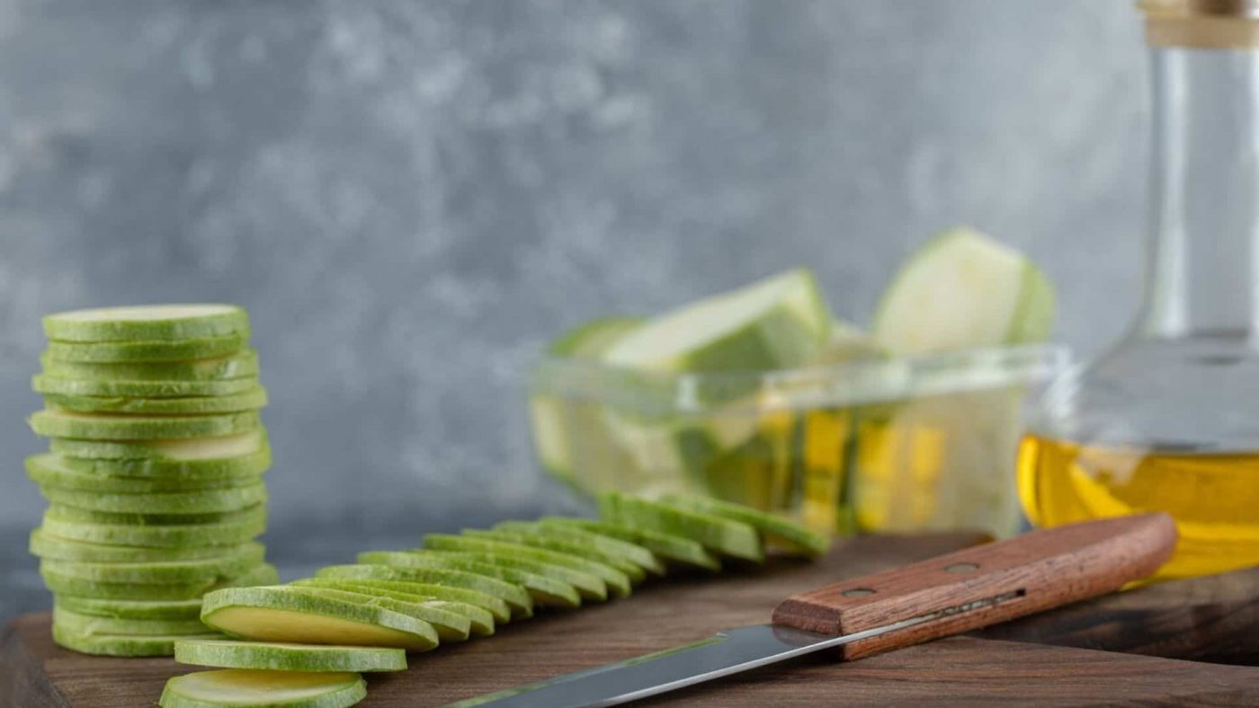 Potongan mentimun dan pisau di atas cutting board