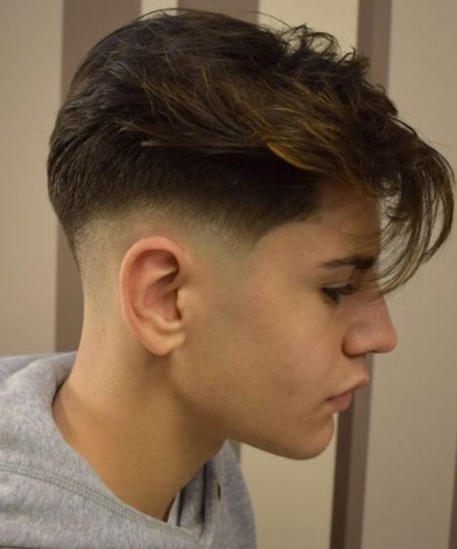 orang dengan gaya rambut side undercut high top fade