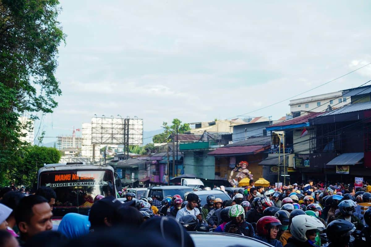 Jalanan yang penuh kendaraan