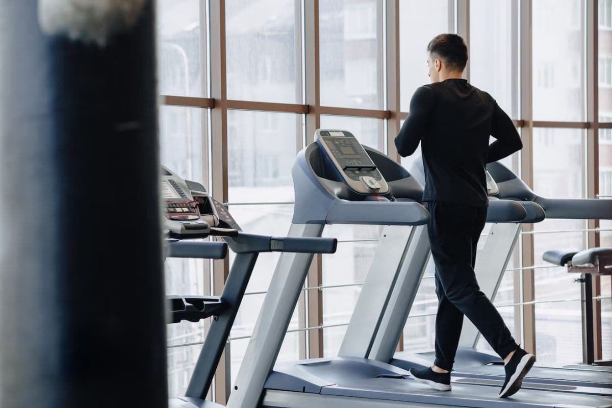 Pria yang sedang latihan kardio di gym