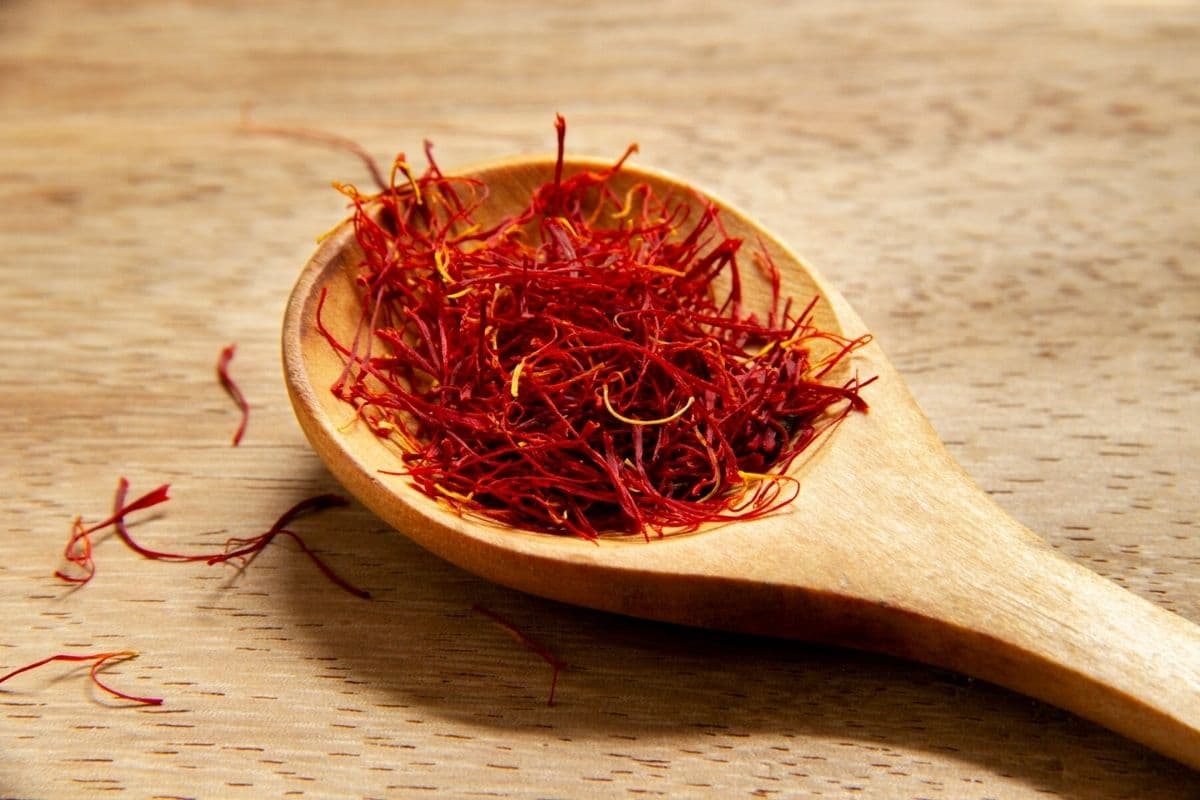 Saffron di dalam sendok kayu