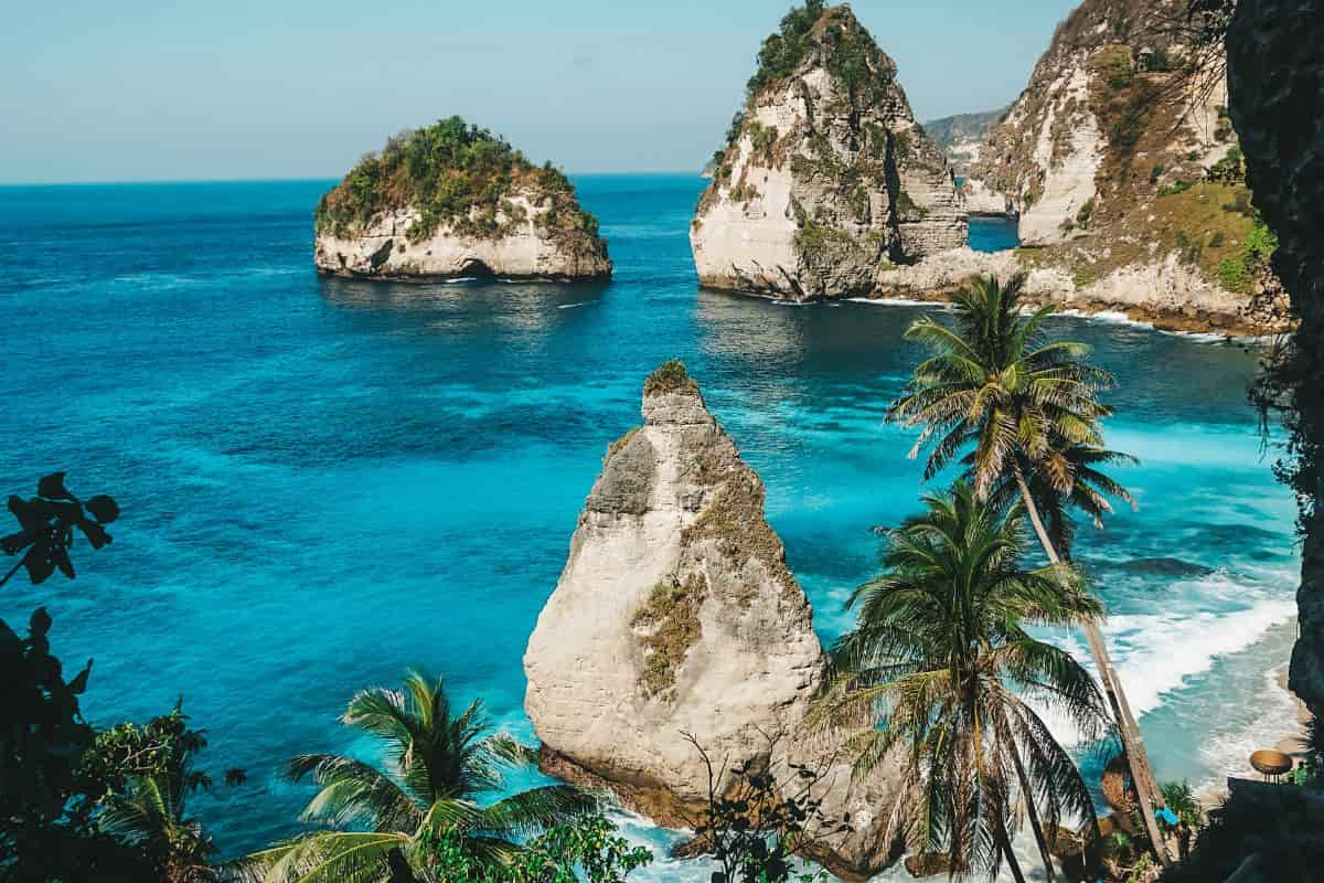 pantai dengan laut biru