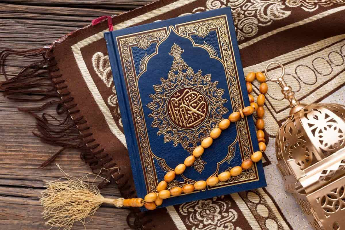 Al-Qur'an bersampul biru dan tasbih di atas sajadah