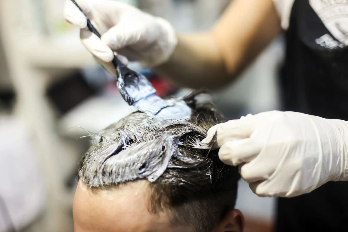 Mewarnai rambut di salon